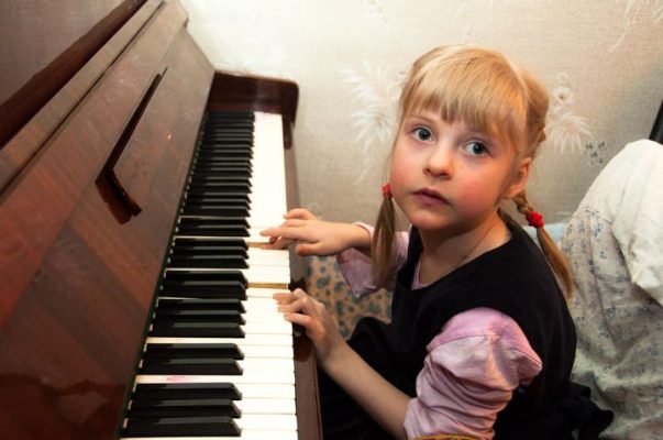 giáo viên dạy âm nhạc cho trẻ tự kỉ